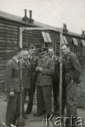 Czerwiec 1941, Peterborough, Wielka Brytania.
25. (Polish) Service Flying Training School. Na zdjęciu m.in.  sierżant Olgierd Stryjecki (2. z lewej).
Fot. NN, udostępnił Mieczysław Stachiewicz, zbiory Ośrodka KARTA