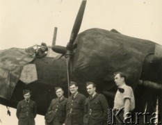 5.05.1942-20.11.1942, Hemswell, Wielka Brytania.
Załoga 301 Dywizjonu Bombowego RAF przy Wellingtonie. Porucznik pilot  Mieczysław Stachiewicz w kabinie samolotu.
Fot. NN, udostępnił Mieczysław Stachiewicz, zbiory Ośrodka KARTA