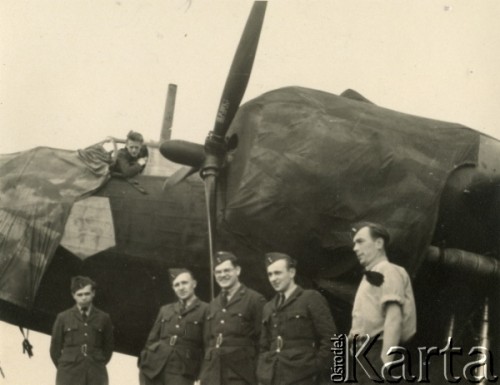 5.05.1942-20.11.1942, Hemswell, Wielka Brytania.
Załoga 301 Dywizjonu Bombowego RAF przy Wellingtonie. Porucznik pilot  Mieczysław Stachiewicz w kabinie samolotu.
Fot. NN, udostępnił Mieczysław Stachiewicz, zbiory Ośrodka KARTA