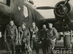 Czerwiec 1942, Hemswell, Wielka Brytania.
Załoga 301 Dywizjonu Bombowego RAF. Od lewej: plut. mech. Aleksander Anderman, ppor. pil. Mieczysław Stachiewicz, por. strz. Roman Lipczyński, sierż. rtg. Piotr Kosiń, por. naw. Roman Chmiel (zdjęcie zrobił piąty członek załogi, sierż. strz. Piotr Straub). Lotnicy stoją przy Wellingtonie IV GR-O (Z1337).
Fot. NN, udostępnił Mieczysław Stachiewicz, zbiory Ośrodka KARTA