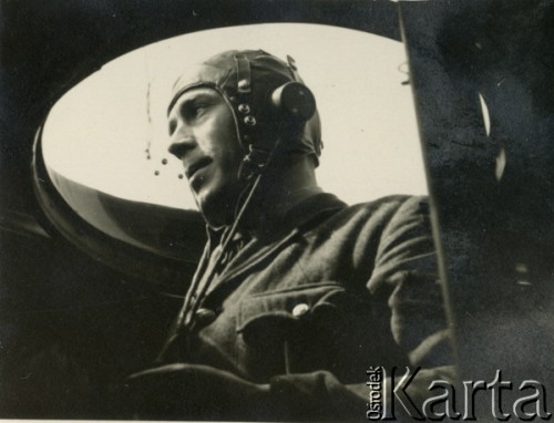 5.05.1942-20.11.1942, Hemswell, Wielka Brytania.
Członek załogi 301 Dywizjonu Bombowego RAF w Wellingtonie. 
Fot. NN, udostępnił Mieczysław Stachiewicz, zbiory Ośrodka KARTA