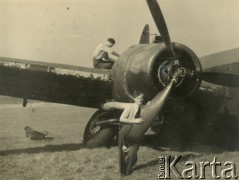 Sierpień 1942, Hemswell, Wielka Brytania.
Załoga 301 Dywizjonu Bombowego RAF Wellingtonie Z1237. Samolot został rozbity podczas przymusowego lądowania. 
Fot. NN, udostępnił Mieczysław Stachiewicz, zbiory Ośrodka KARTA