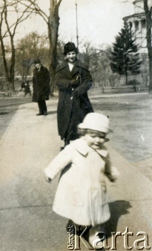 Ok. 1919, Warszawa, Polska.
Mieczysław Stachiewicz w Ogrodzie Saskim. W głębi widać Wodozbiór.
Fot. NN, udostępnił Mieczysław Stachiewicz, zbiory Ośrodka KARTA