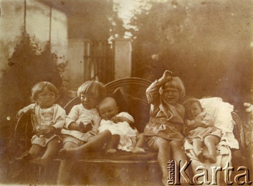 Lata 20., Dwórzec, Polska.
Mieczysław Stachiewicz z kuzynami z rodziny Rabek. 
Fot. NN, udostępnił Mieczysław Stachiewicz, zbiory Ośrodka KARTA