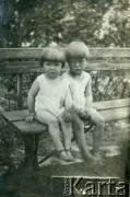 1923, Ciechocinek, Polska. 
Bracia Stachiewiczowie - Mieczysław (z prawej) i Kazimierz. Zdjęcie wykonane w czasie wakacji u babci, która w Ciechocinku prowadziła pensjonat.
Fot. NN, udostępnił Mieczysław Stachiewicz, zbiory Ośrodka KARTA