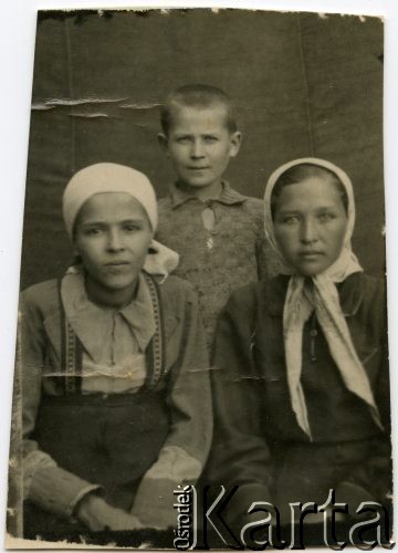 1941-1942, Związek Radziecki.
Rodzeństwo Juchniewiczów: z lewej Lucyna, z prawej Irena (potem Godyń), w środku Ferdynand.
Fot. NN, udostępniła Irena Godyń, zbiory Ośrodka KARTA