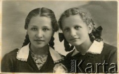 1939, Grodno, Polska.
Irena Juchniewicz z koleżanką (Janka Pilawianka) z szóstej klasy Szkoły Powszechnej nr 7 im. Stefana Żeromskiego w Grodnie.
Fot. NN, udostępniła Irena Godyń, zbiory Ośrodka KARTA