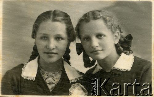 1939, Grodno, Polska.
Irena Juchniewicz z koleżanką (Janka Pilawianka) z szóstej klasy Szkoły Powszechnej nr 7 im. Stefana Żeromskiego w Grodnie.
Fot. NN, udostępniła Irena Godyń, zbiory Ośrodka KARTA