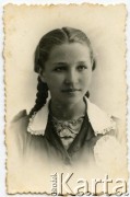 1939, Grodno, Polska.
Irena Juchniewicz (potem Godyń) po egzaminie do Państwowego Gimnazjum Żeńskiego im. Emilii Plater.
Fot. NN, udostępniła Irena Godyń, zbiory Ośrodka KARTA