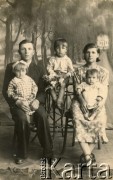 Lata 30., Polska.
Janina (z domu Juchniewicz) i Bernard Harmuszko z dziećmi (od lewej): Jadwigą, Dionizym i Ireną.
Fot. NN, udostępniła Irena Godyń, zbiory Ośrodka KARTA