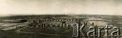 Ok. 1944, Perepolis lub Pasargada, Iran.
Panorama ruin. Zdjęcie wykonane podczas podróży krajoznawczej uczennic gimnazjum w Isfahanie.
Fot. NN, udostępniła Irena Godyń, zbiory Ośrodka KARTA