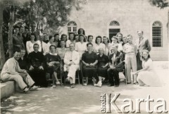 Maj 1946, Isfahan, Iran.
Grono pedagogiczne gimnazjum wraz z maturzystkami. Na dole od lewej: NN, NN, ksiądz Tomasik, dyrektorka szkoły Maria Krzyżanowska, NN, wychowawczyni klasy p. Przeździecka, polonistka p. Zimmermann (?), p. Sikora. W drugim rzędzie 2. z lewej nauczyciel fizyki p. Mierzejewski, 4. z lewej nauczycielka gimnastyki p. Zachoszczowa  
Fot. NN, udostępniła Irena Godyń, zbiory Ośrodka KARTA