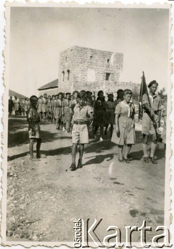 1946, Zuk Mikajil, Liban.
Dzień św. Jerzego, hufiec harcerski w drodze do kościoła.
Fot. NN, udostępniła Irena Godyń, zbiory Ośrodka KARTA