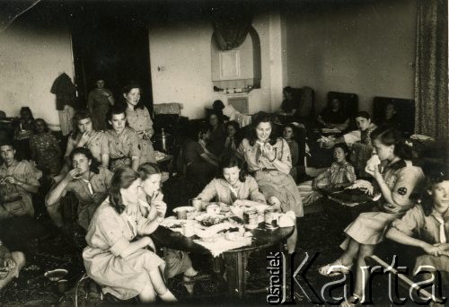 1946, Sziraz, Iran.
Wycieczka uczennic polskiego gimnazjum po maturze. Posiłek w hotelu.
Fot. NN, udostępniła Irena Godyń, zbiory Ośrodka KARTA