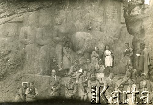 1946, Persepolis, Iran.
Wycieczka uczennic polskiego gimnazjum po maturze.
Fot. NN, udostępniła Irena Godyń, zbiory Ośrodka KARTA