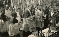 1943-1945, Isfahan, Iran.
Bierzmowanie na dziedzińcu przy kaplicy sióstr szarytek. Widoczny arcybiskup ormiański Maryna (?).
Fot. NN, udostępniła Irena Godyń, zbiory Ośrodka KARTA