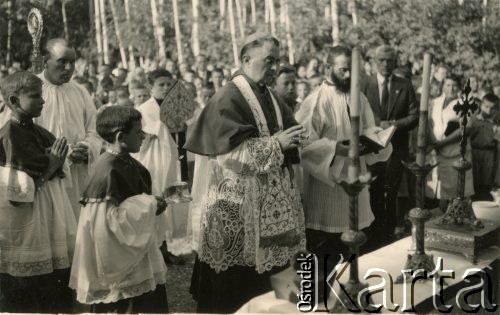 1943-1945, Isfahan, Iran.
Bierzmowanie na dziedzińcu przy kaplicy sióstr szarytek. Widoczny arcybiskup ormiański Maryna (?).
Fot. NN, udostępniła Irena Godyń, zbiory Ośrodka KARTA