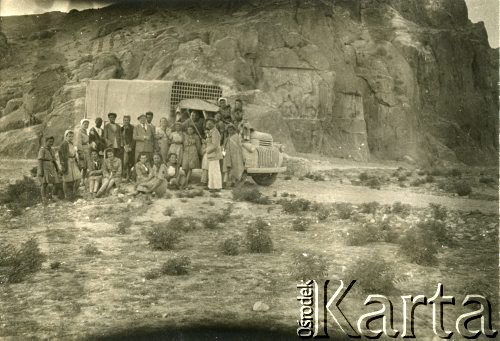 1946, Persepolis, Iran.
Wycieczka uczennic polskiego gimnazjum po maturze.
Fot. NN, udostępniła Irena Godyń, zbiory Ośrodka KARTA