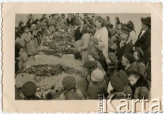 2.11.1943, Isfahan, Iran.
Uroczystość na cmentarzu w Zaduszki. Polacy zgromadzeni wokół grobów swoich rodaków.
Fot. NN, udostępniła Irena Godyń, zbiory Ośrodka KARTA