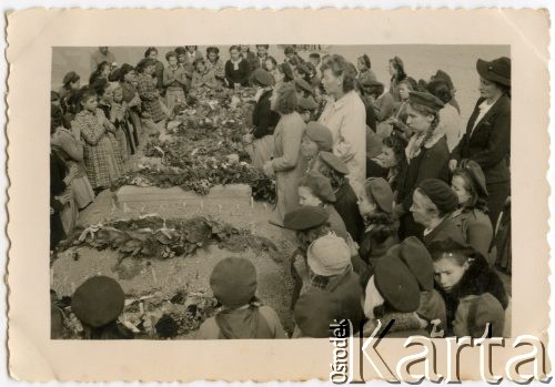 2.11.1943, Isfahan, Iran.
Uroczystość na cmentarzu w Zaduszki. Polacy zgromadzeni wokół grobów swoich rodaków.
Fot. NN, udostępniła Irena Godyń, zbiory Ośrodka KARTA