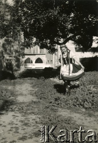 1943-1945, Isfafan, Iran.
Irena Juchniewicz (potem Godyń) w stroju krakowskim.
Fot. NN, udostępniła Irena Godyń, zbiory Ośrodka KARTA