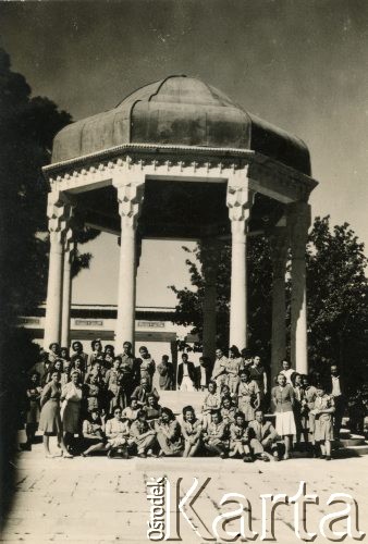 1946, Sziraz, Iran.
Wycieczka uczennic polskiego gimnazjum po maturze. Grób poety perskiego Hafiza.
Fot. NN, udostępniła Irena Godyń, zbiory Ośrodka KARTA