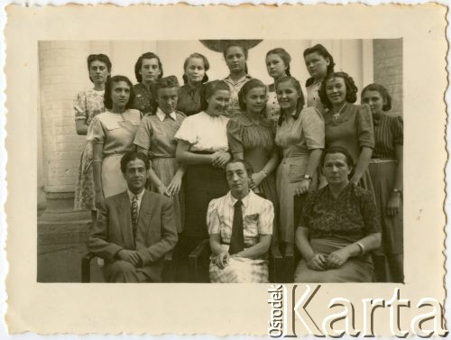 Ok. 1945, Isfahan, Iran. 
Uczennice gimnazjum. Na dole w środku dyrektorka szkoły Maria Krzyżanowska, z prawej wychowawczyni klasy p. Przeździecka, z lewej nauczyciel języka angielskiego. Powyżej od lewej: Chlebikówna, Waszczukówna, Przeździecka, Królikowska, Danuta Podwin, Irena Juchniewicz, Jadwiga Wysocka, Krystyna Tomasiewcz, Niusia Niewiadoma, Mirosława Tabor, Hela Bieniewicz, Hela Przeździecka, Teresa Czochańska.
Fot. NN, udostępniła Irena Godyń, zbiory Ośrodka KARTA