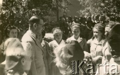 Ok. 1943, Isfahan, Iran.
Powitanie gościa w Zakładzie nr 2. Z kwiatami stoi Irena Juchniewicz (potem Godyń).
Fot. NN, udostępniła Irena Godyń, zbiory Ośrodka KARTA