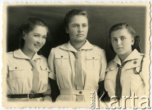 1943-1945, Isfahan, Iran.
Kurs drużynowych harcerskich. Od lewej: Irena Juchniewicz (potem Godyń), Jadwiga Wysocka i Jadwiga Surowiak.
Fot. NN, udostępniła Irena Godyń, zbiory Ośrodka KARTA