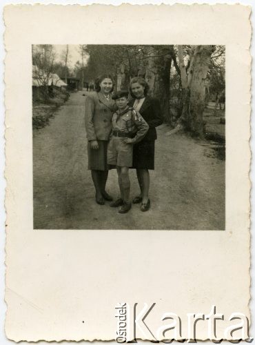 Po 1942, Iran.
Rodzeństwo Juchniewiczów. Z prawej Irena (potem Godyń), w środku Ferdynand, z lewej Józefa.
Fot. NN, udostępniła Irena Godyń, zbiory Ośrodka KARTA