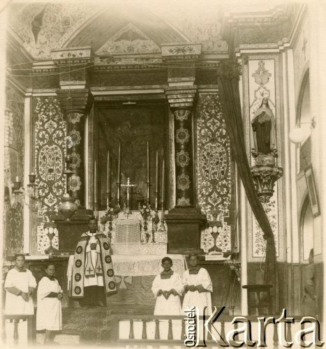 1942-1945, Isfahan, Iran.
Kościół ormiański na Dżulfie. Na zdjęciu ksiądz Michał Wilniewczyc z ministrantami.
Fot. NN, udostępniła Irena Godyń, zbiory Ośrodka KARTA