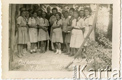 18.10.1944, Isfahan, Iran.
Grupa polskich harcerek - drużynowych. 4. z prawej Irena Juchniewicz (potem Godyń).
Fot. NN, udostępniła Irena Godyń, zbiory Ośrodka KARTA