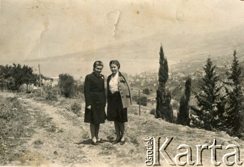 1947, Bejrut, Liban.
Irena Juchniewicz (z lewej, potem Godyń) jako studentka pielęgniarstwa Uniwersytetu Amerykańskiego z siostrą Józefą.
Fot. NN, udostępniła Irena Godyń, zbiory Ośrodka KARTA