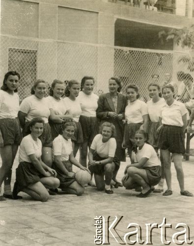 1943-1945, Isfahan, Iran.
Gimnazjalna drużyna siatkówki. Na dole 2. z lewej Irena Juchniewicz (potem Godyń).
Fot. NN, udostępniła Irena Godyń, zbiory Ośrodka KARTA