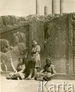 1946, Persepolis, Iran.
Wycieczka uczennic polskiego gimnazjum po maturze.
Fot. NN, udostępniła Irena Godyń, zbiory Ośrodka KARTA