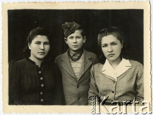 Ok. 1943, Bliski Wschód.
Rodzeństwo Juchniewiczów (od lewej): Józefa, Ferdynand i Irena (później Godyń).
Fot. NN, udostępniła Irena Godyń, zbiory Ośrodka KARTA