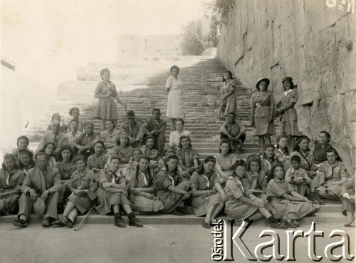 1945, Persepolis, Iran.
Wycieczka uczennic polskiego gimnazjum. Uczestnicy wycieczki na schodach pałacu Dariusza I. W dolnym rzędzie 3. z prawej Irena Juchniewicz (potem Godyń).
Fot. NN, udostępniła Irena Godyń, zbiory Ośrodka KARTA