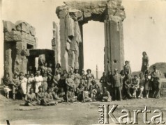 1945, Persepolis, Iran.
Wycieczka uczennic polskiego gimnazjum. Grupa osób na tle ruin pałacu Dariusza.
Fot. NN, udostępniła Irena Godyń, zbiory Ośrodka KARTA