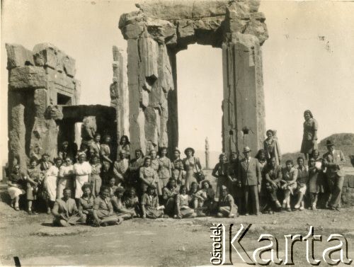 1945, Persepolis, Iran.
Wycieczka uczennic polskiego gimnazjum. Grupa osób na tle ruin pałacu Dariusza.
Fot. NN, udostępniła Irena Godyń, zbiory Ośrodka KARTA