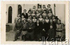 2.02.1944, Isfahan, Iran.
Uczennice klasy III a polskiego gimnazjum w dniu przyrzeczenia i przyjęcia do Sodalicji Mariańskiej. W pierwszym rzędzie (od lewej): kierownik internatu p.Ustrzycka, dyrektorka gimnazjum p. Maria Krzyżanowska, ksiądz Franciszek Tomasik, wychowawczyni p. Kulikowska, inspektor p. Lorenowicz, opiekunka klasy p. Przeździecka, p. profesor Niedenthalowa.
Fot. NN, udostępniła Irena Godyń, zbiory Ośrodka KARTA