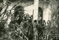 1943, Isfahan, Iran.
Rozdawanie listów. Dyrektorka gimnazjum Maria Krzyżanowska w otoczeniu dziewcząt.
Fot. NN, udostępniła Irena Godyń, zbiory Ośrodka KARTA