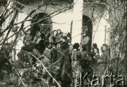 1943, Isfahan, Iran.
Rozdawanie listów. Dyrektorka gimnazjum Maria Krzyżanowska w otoczeniu dziewcząt.
Fot. NN, udostępniła Irena Godyń, zbiory Ośrodka KARTA