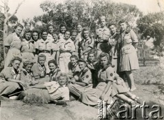 1946, Phek Nai, Iran.
Polska młodzież uczestnicząca w kursie podharcmistrzowskim. Na dole 2. z prawej Irena Juchniewicz (potem Godyń).
Fot. NN, udostępniła Irena Godyń, zbiory Ośrodka KARTA