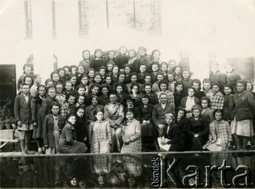 1944-1945, Isfahan, Iran.
Zakład sióstr szarytek. Członkowie Sodalicji Mariańskiej po mszy świętej. Na zdjęciu m.in. ksiądz moderator Franciszek Tomasik, prezeska Cecylia Świeżawska, kierownik duszpasterstwa na Iran ksiądz Słapa, dyrektorka gimnazjum Maria Krzyżanowska.
Fot. NN, udostępniła Irena Godyń, zbiory Ośrodka KARTA