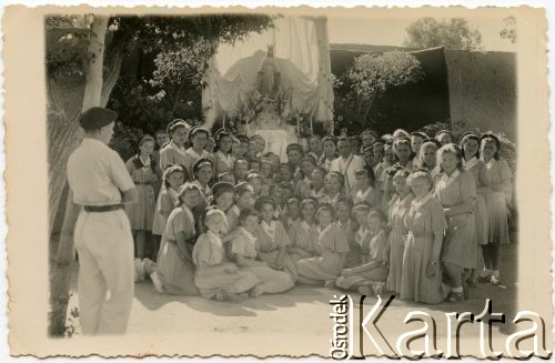 1944-1945, Isfahan, Iran.
Członkinie Sodalicji Mariańskiej z Zakładu nr 15 przy swoim ołtarzu na Dżulfie w dniu Bożego Ciała. Na zdjęciu także ksiądz Franciszek Tomasik
Fot. NN, udostępniła Irena Godyń, zbiory Ośrodka KARTA