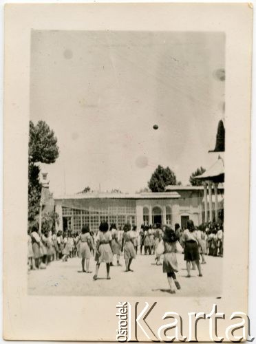 1943-1945, Isfahan, Iran.
Mecz siatkówki.
Fot. NN, udostępniła Irena Godyń, zbiory Ośrodka KARTA