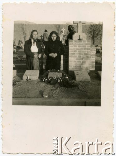 1.11.1944, Teheran, Iran.
Kobiety modlące się przy grobie. Z prawej Józefa Juchniewicz, siostra Ireny Juchniewicz (potem Godyń).
Fot. NN, udostępniła Irena Godyń, zbiory Ośrodka KARTA