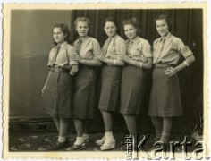 17.10.1943, Isfahan, Iran.
Uczennice klasy III a Gimnazjum Zakładu nr 9. Od lewej: Maria Wojniłowicz, Krystyna Tomasiewicz, Teresa Jóźwiak, Irena Juchniewicz (potem Godyń), Janina Niedziułkówna.
Fot. NN, udostępniła Irena Godyń, zbiory Ośrodka KARTA