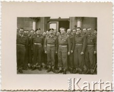 Ok. 1945, Wielka Brytania.
Grupa polskich oficerów, z przodu z prawej dowódca 9 Pułku Ułanów Małopolskich ppłk Emil Słatyński, na lewo Naczelny Wódz Polskich Sił Zbrojnych gen. dyw. Tadeusz Bór-Komorowki i  dowódca 1 Dywizji Pancernej gen. bryg. Stanisław Maczek.
Fot. NN, udostępniła Irena Godyń, zbiory Ośrodka KARTA