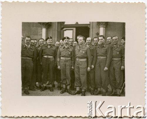 Ok. 1945, Wielka Brytania.
Grupa polskich oficerów, z przodu z prawej dowódca 9 Pułku Ułanów Małopolskich ppłk Emil Słatyński, na lewo Naczelny Wódz Polskich Sił Zbrojnych gen. dyw. Tadeusz Bór-Komorowki i  dowódca 1 Dywizji Pancernej gen. bryg. Stanisław Maczek.
Fot. NN, udostępniła Irena Godyń, zbiory Ośrodka KARTA